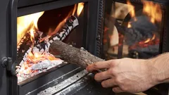 Komin szybko oczyści się z sadzy i osadu: ekspert podpowiada, co wrzucić do paleniska