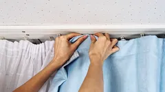 Jak odświeżyć zasłony i firany bez zdejmowania: szybki sposób na walkę z kurzem i nieprzyjemnymi zapachami