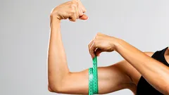 Ujędrnianie ramion bez hantli: 3 ćwiczenia i ustawienie łopatek, które robi różnicę