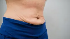 Płaski brzuch zaczyna się od środka: trener wskazał 3 ćwiczenia na fałdki tłuszczu