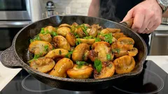 Pieczarki na patelni już nie ciemnieją, a stają się złociste – sekret szefa kuchni