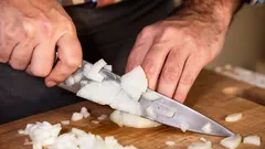 Jak kroić cebulę bez łez? Pomoże jeden prosty, ale skuteczny trik