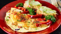 Został ci smażony kurczak? Oto jak w pół godziny zamienić go w zupełnie inną kolację