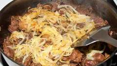 Mięso czy cebulę – co lepiej smażyć najpierw? Szef kuchni dał nieoczekiwaną radę